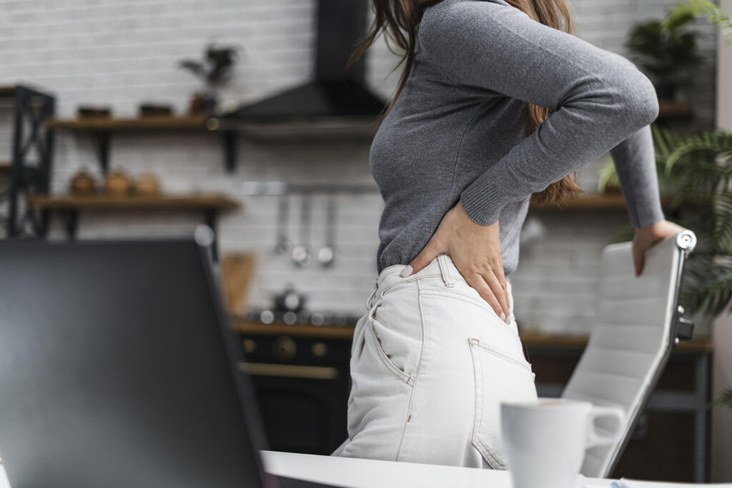 Criar uma rotina de exercícios e praticar alongamento é o primeiro passo.